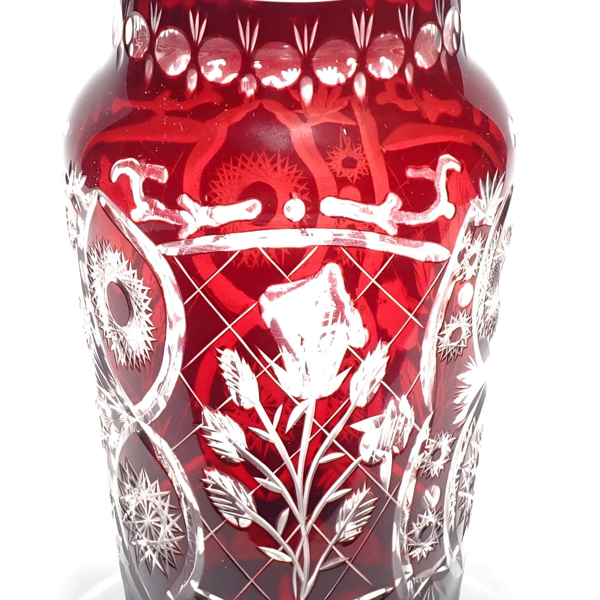 Böhmische Rote Kristallvase, Handgeschliffenes Vintage-Glas Dekoratives Herzstück, Elegante Wohnkultur Oder Sammler-Anzeigestück